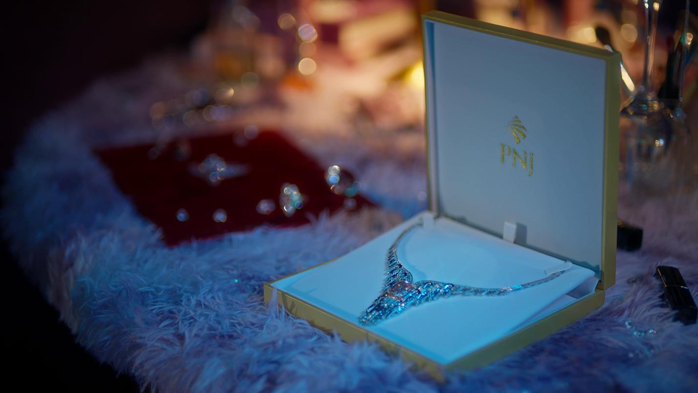 Bảo Anh trở lại đầy quyền lực trong MV mới, khoe visual sang chảnh cùng trang sức PNJ- Ảnh 2.