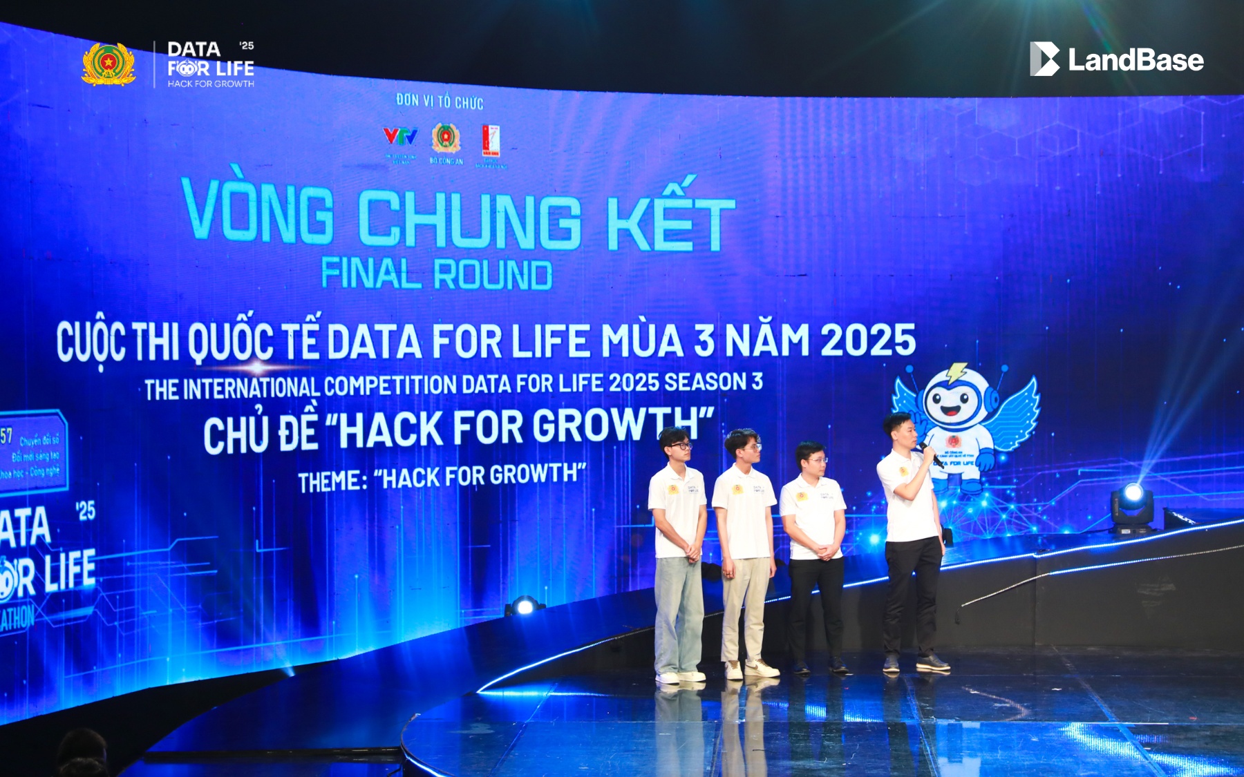 Data For Life 2025: LandBase ghi dấu ấn với giải pháp dữ liệu bất động sản ứng dụng AI- Ảnh 1.