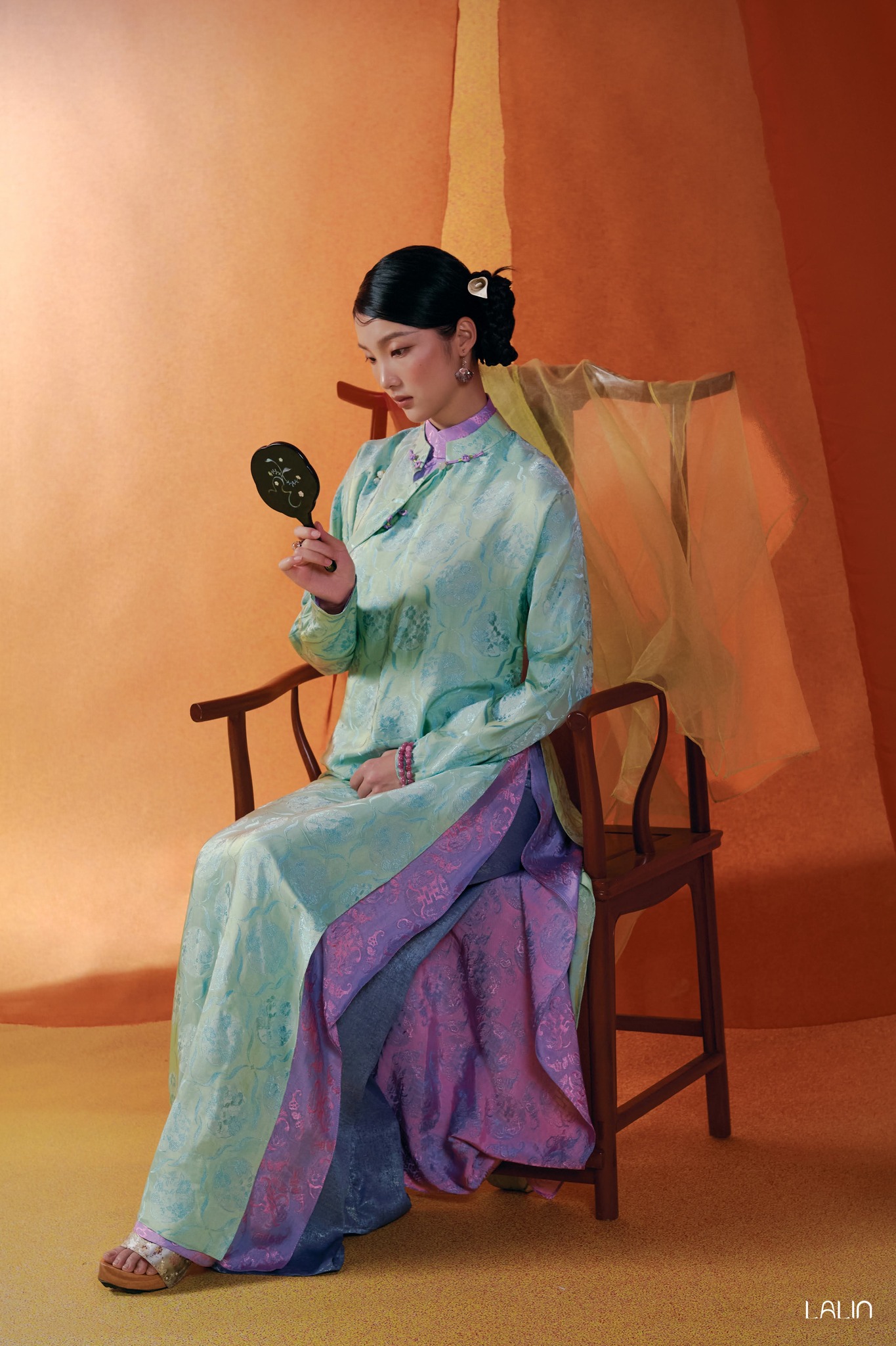 Gạt đi kiểu áo “thị phi”, nhiều local brand vẫn tinh tế tái hiện áo dài Ngũ thân cảm hứng từ "Người vợ cuối cùng"- Ảnh 9.