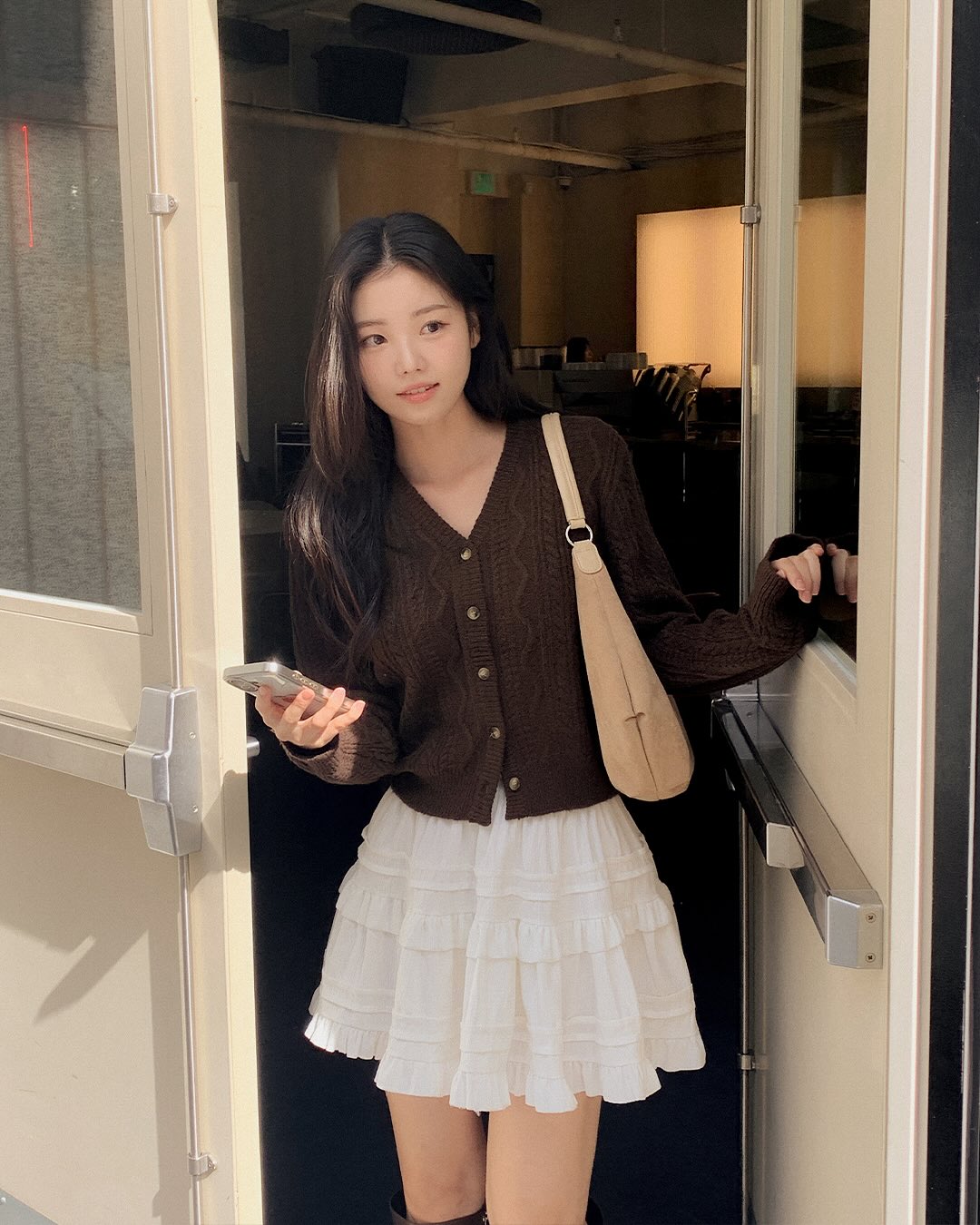 5 cách diện chân váy ngắn nổi bật và siêu tôn dáng, càng gần tới năm mới càng nên ghim- Ảnh 6. 5 cách diện chân váy ngắn nổi bật và siêu tôn dáng, càng gần tới năm mới càng nên ghim- Ảnh 6.