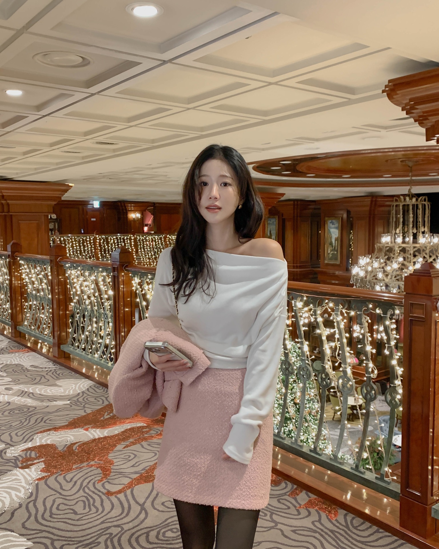 5 cách diện chân váy ngắn nổi bật và siêu tôn dáng, càng gần tới năm mới càng nên ghim- Ảnh 9. 5 cách diện chân váy ngắn nổi bật và siêu tôn dáng, càng gần tới năm mới càng nên ghim- Ảnh 9.