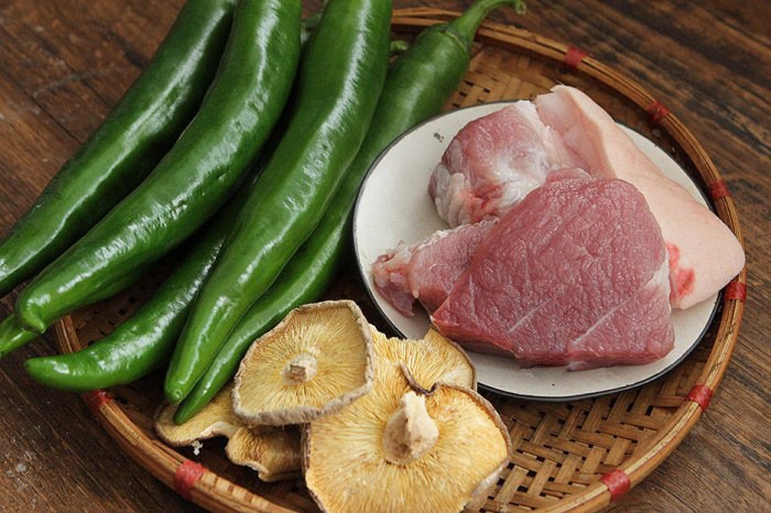 Không phải lá lốt hay mướp đắng, loại nguyên liệu này đem nhồi thịt ngon bất ngờ, hầu hết chị em chưa từng thử- Ảnh 1.