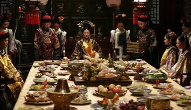 Phi tần mỗi ngày chỉ được phát chừng ấy thức ăn, bị cấm qua lại cung khác và sống nhờ một thú giải khuây- Ảnh 1.