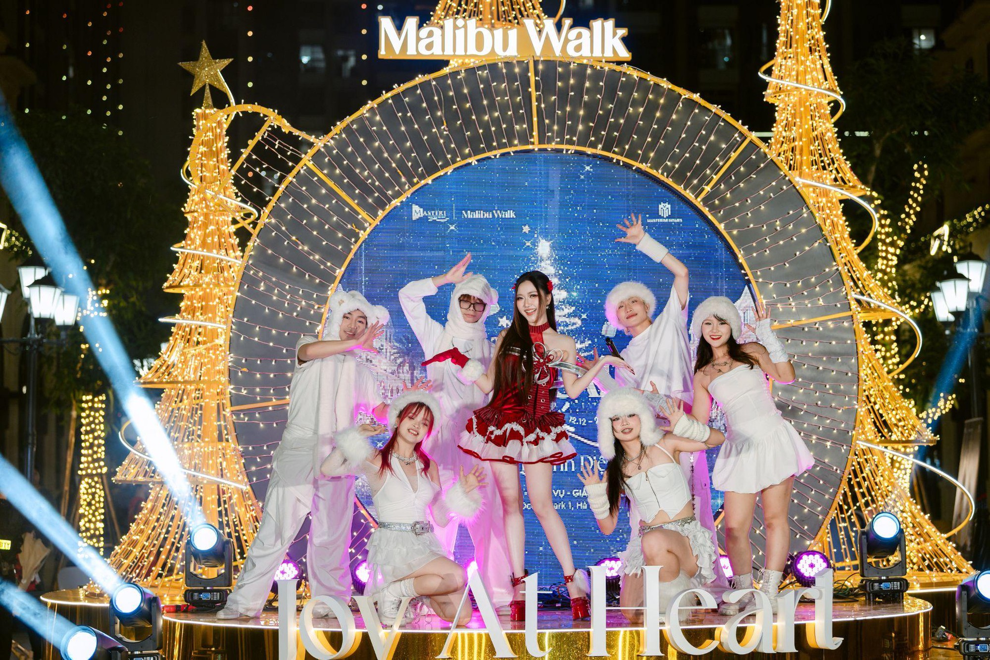Hàng ngàn du khách đổ về Malibu Walk Ocean Park 1 dịp Noel 2025- Ảnh 1.