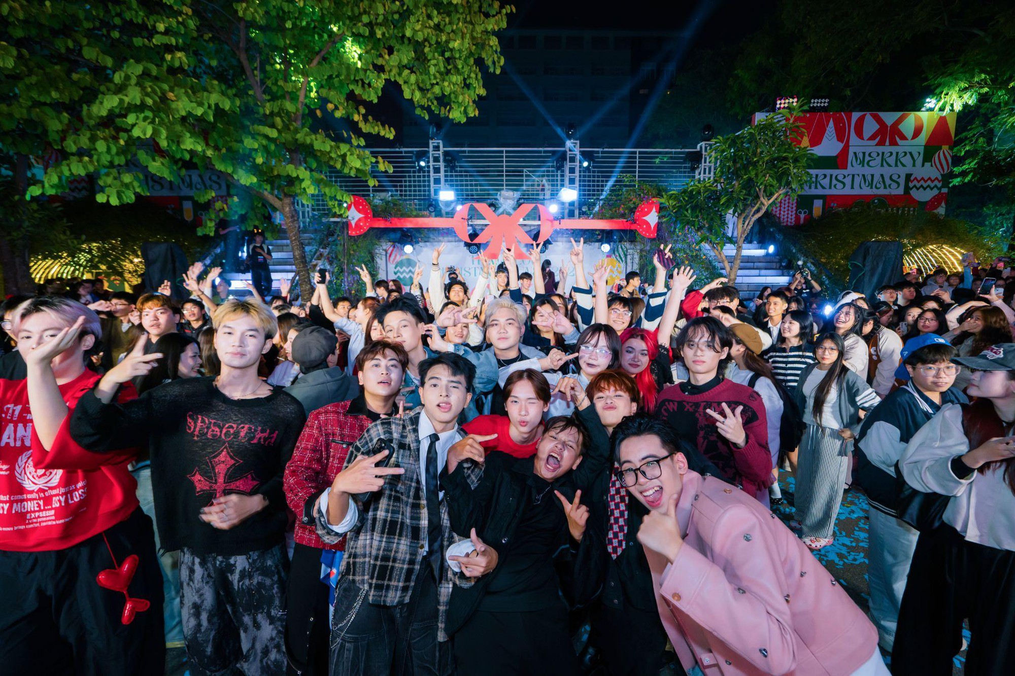 “Biển người” đổ về Trường Đại học Thăng Long đêm Noel: Sức hút từ tuyết rơi và pháo hoa chưa bao giờ hạ nhiệt- Ảnh 1.