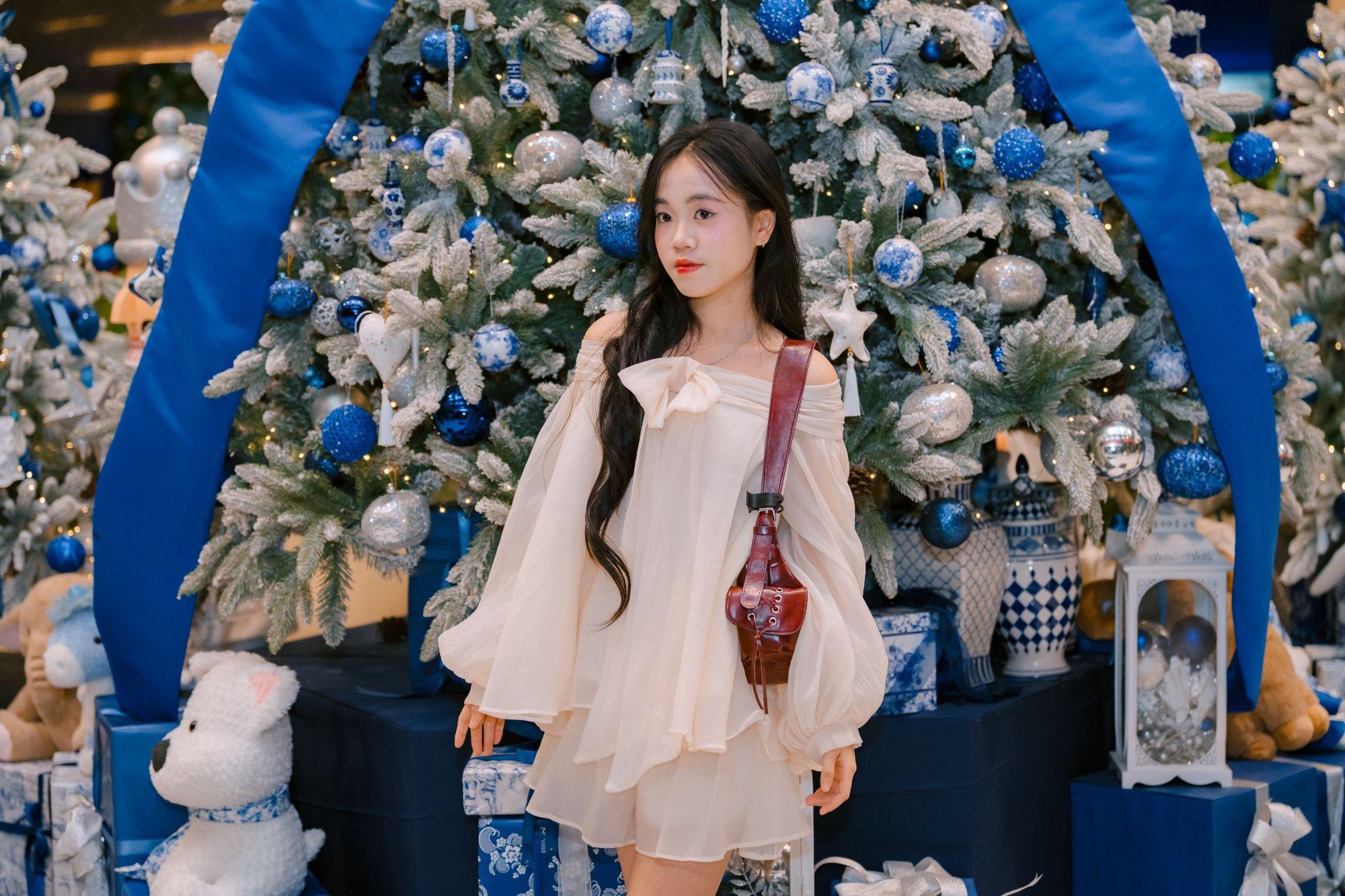 “Biển người” đổ về Trường Đại học Thăng Long đêm Noel: Sức hút từ tuyết rơi và pháo hoa chưa bao giờ hạ nhiệt- Ảnh 2.