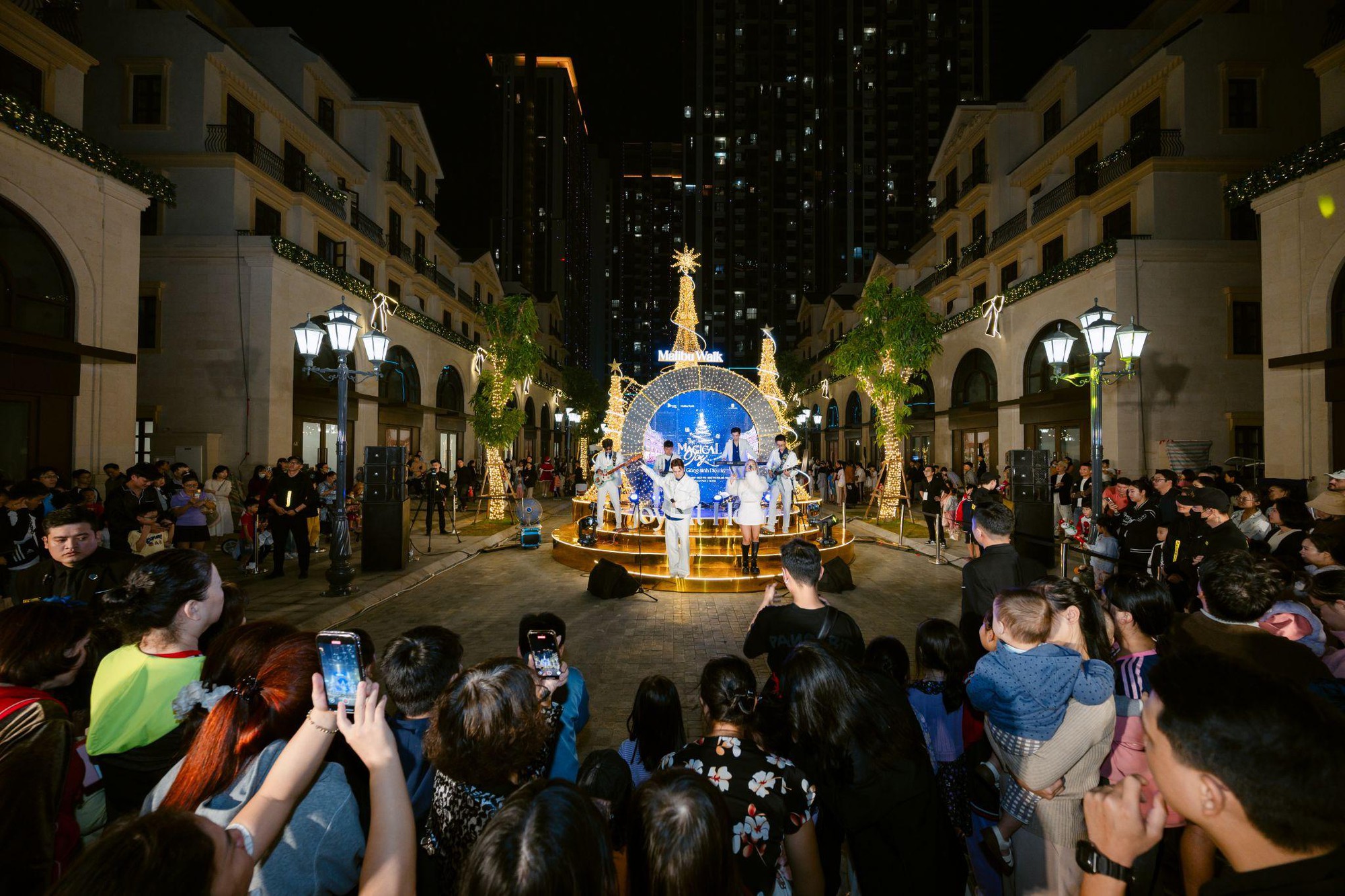 Hàng ngàn du khách đổ về Malibu Walk Ocean Park 1 dịp Noel 2025- Ảnh 2.