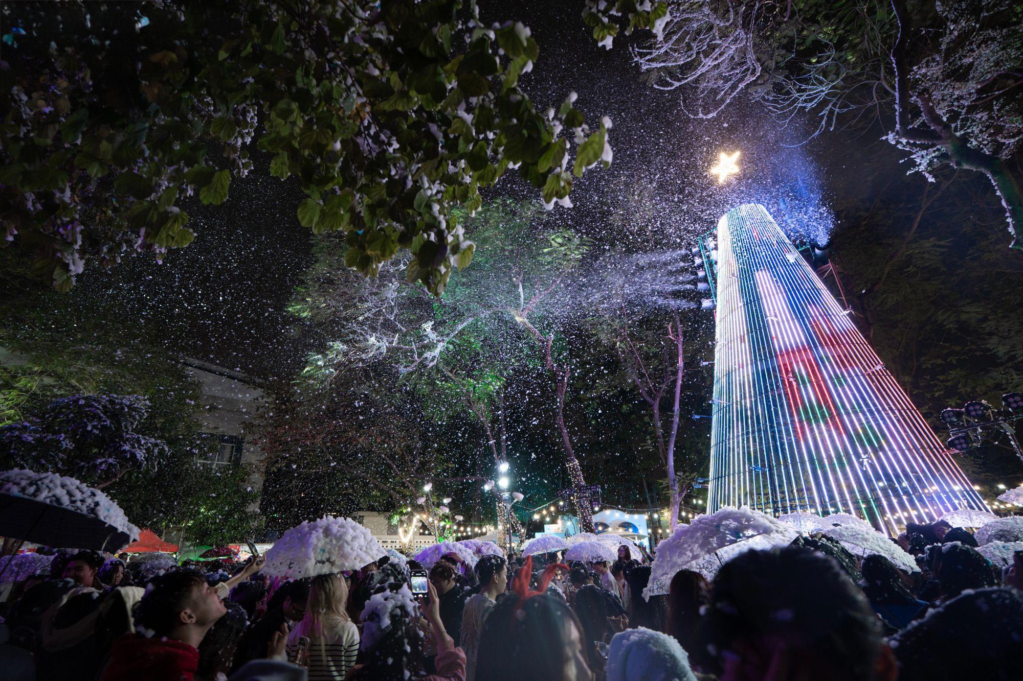 “Biển người” đổ về Trường Đại học Thăng Long đêm Noel: Sức hút từ tuyết rơi và pháo hoa chưa bao giờ hạ nhiệt- Ảnh 3.