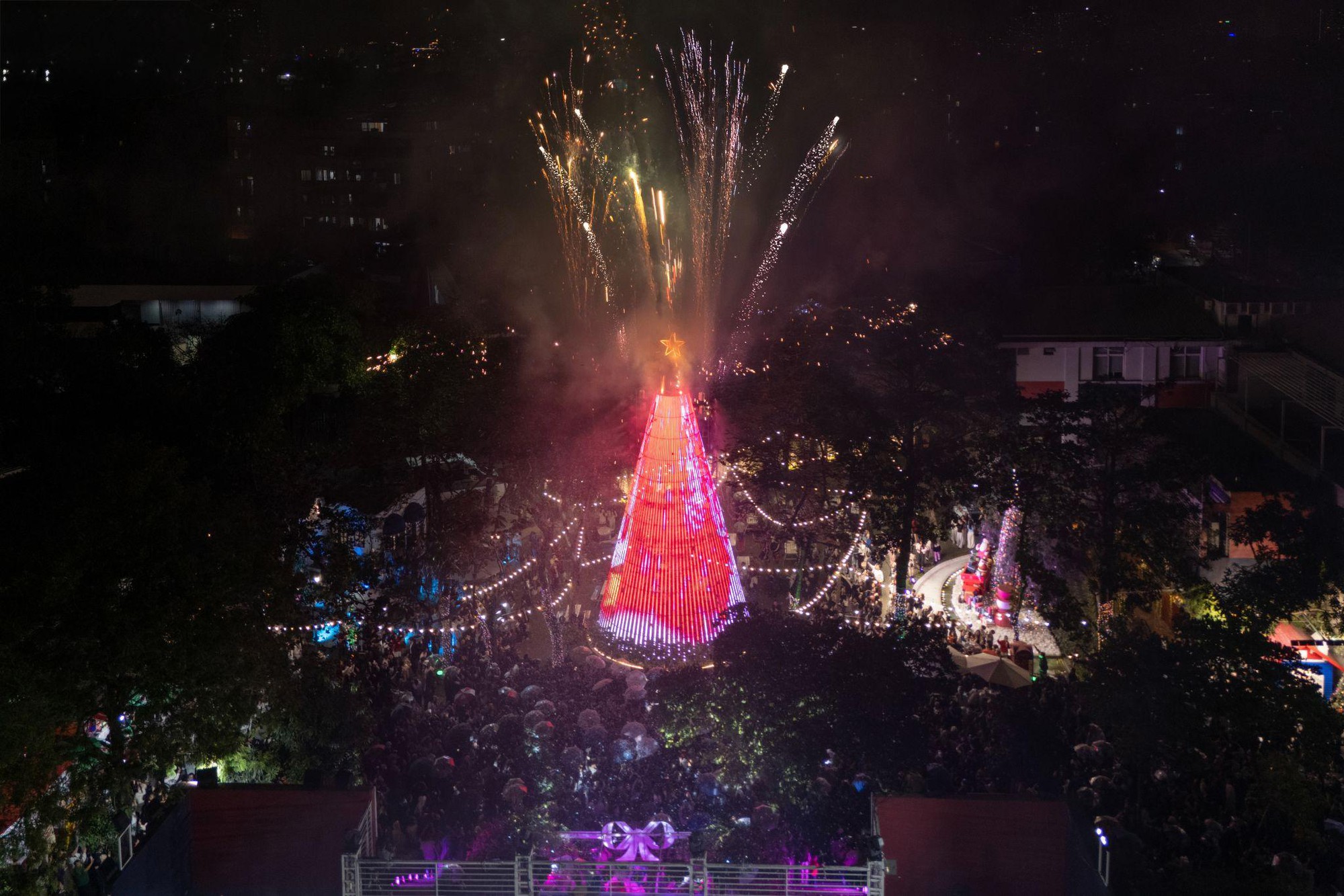 “Biển người” đổ về Trường Đại học Thăng Long đêm Noel: Sức hút từ tuyết rơi và pháo hoa chưa bao giờ hạ nhiệt- Ảnh 4.