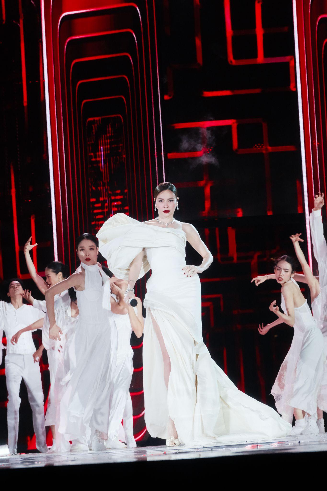 Hồ Ngọc Hà nhận 'cơn mưa lời khen', lên hot search với 'Bang Bang' tại Miss Cosmo 2025- Ảnh 4.