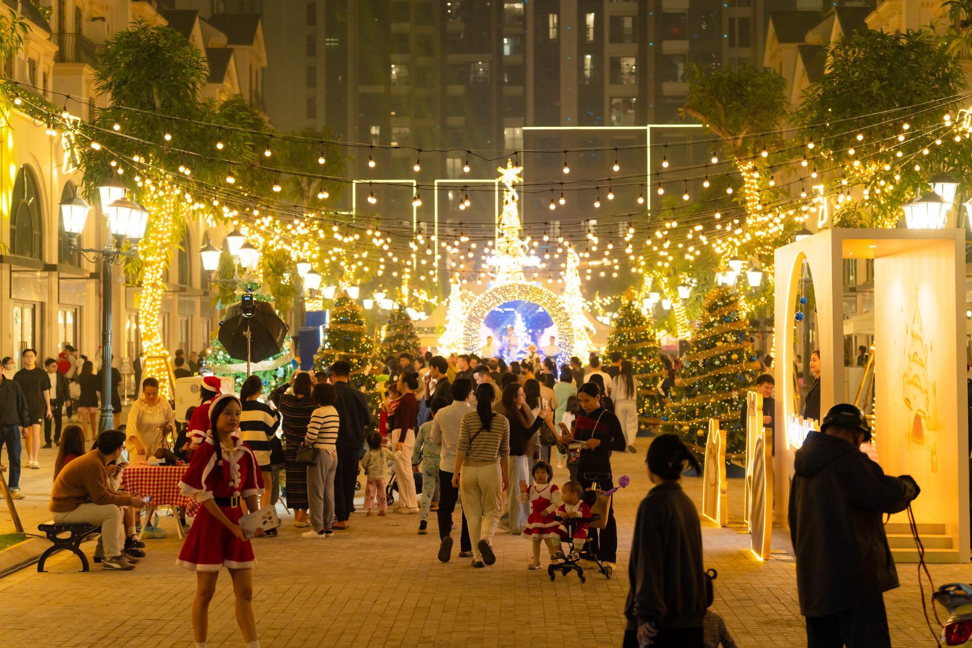 Hàng ngàn du khách đổ về Malibu Walk Ocean Park 1 dịp Noel 2025- Ảnh 4.