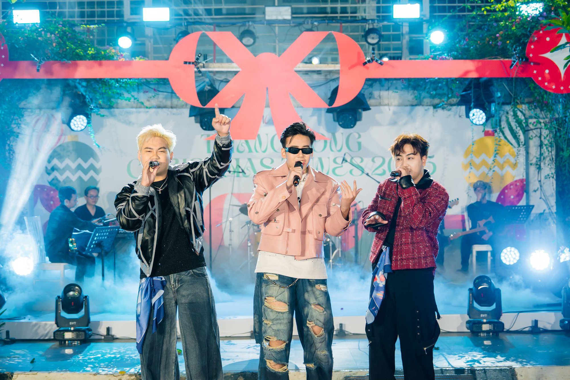 “Biển người” đổ về Trường Đại học Thăng Long đêm Noel: Sức hút từ tuyết rơi và pháo hoa chưa bao giờ hạ nhiệt- Ảnh 6.