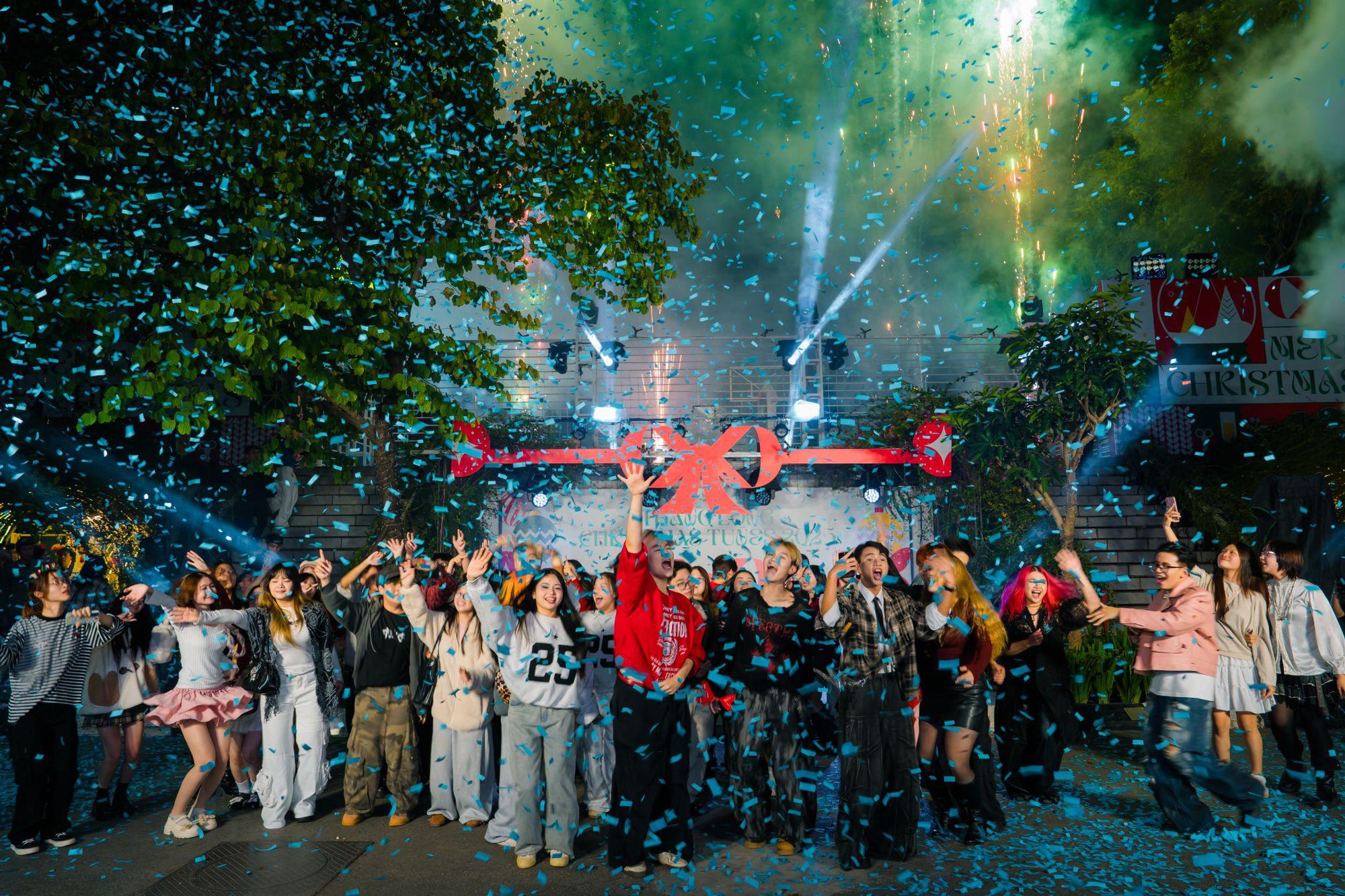 “Biển người” đổ về Trường Đại học Thăng Long đêm Noel: Sức hút từ tuyết rơi và pháo hoa chưa bao giờ hạ nhiệt- Ảnh 7.