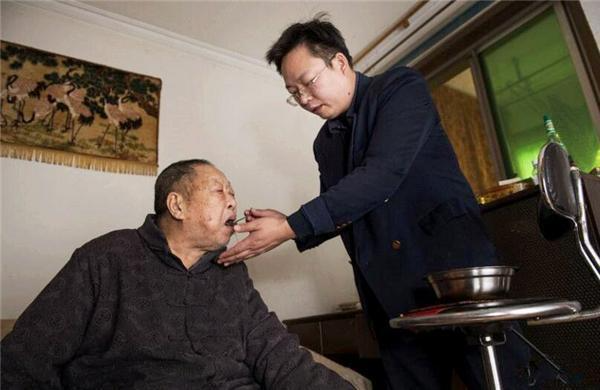 Phát hiện một thủ khoa đại học về quê làm bảo vệ chợ, lương 7 triệu/ tháng- Ảnh 2. Phát hiện một thủ khoa đại học về quê làm bảo vệ chợ, lương 7 triệu/ tháng- Ảnh 2.