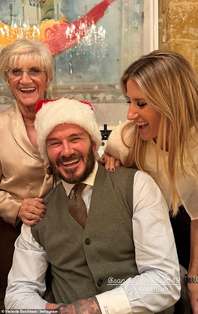 Vợ chồng Beckham ôm nhau nhảy múa giữa lúc bị con cả "block", còn chèn nhạc ẩn ý: "Chúng ta việc gì phải xin lỗi"- Ảnh 4. Vợ chồng Beckham ôm nhau nhảy múa giữa lúc bị con cả "block", còn chèn nhạc ẩn ý: "Chúng ta việc gì phải xin lỗi"- Ảnh 4.