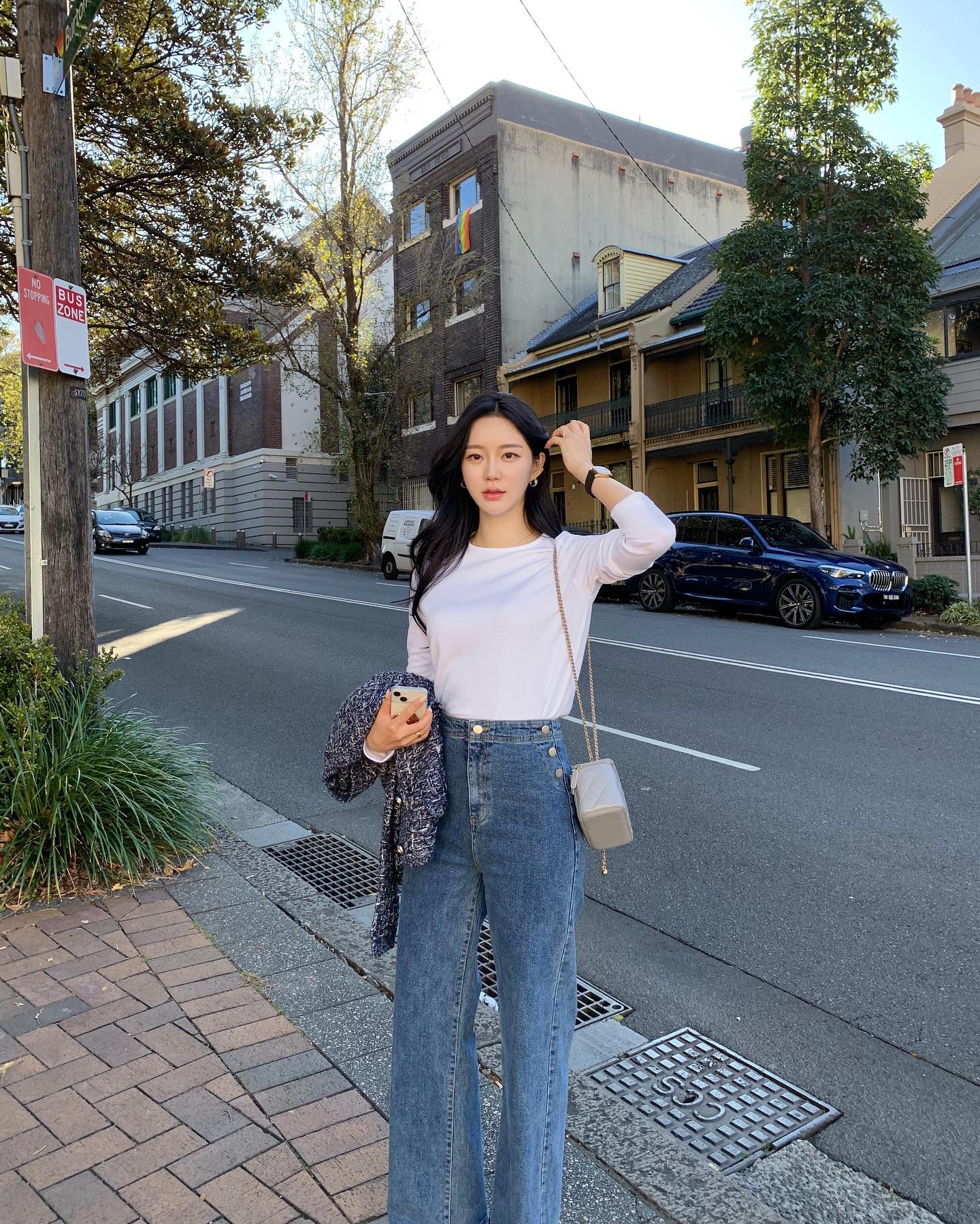 Sáng suốt nhất lúc này là sắm 5 kiểu áo mỏng nhẹ, mặc được từ cuối đông tới tận hết mùa xuân 2026- Ảnh 15.