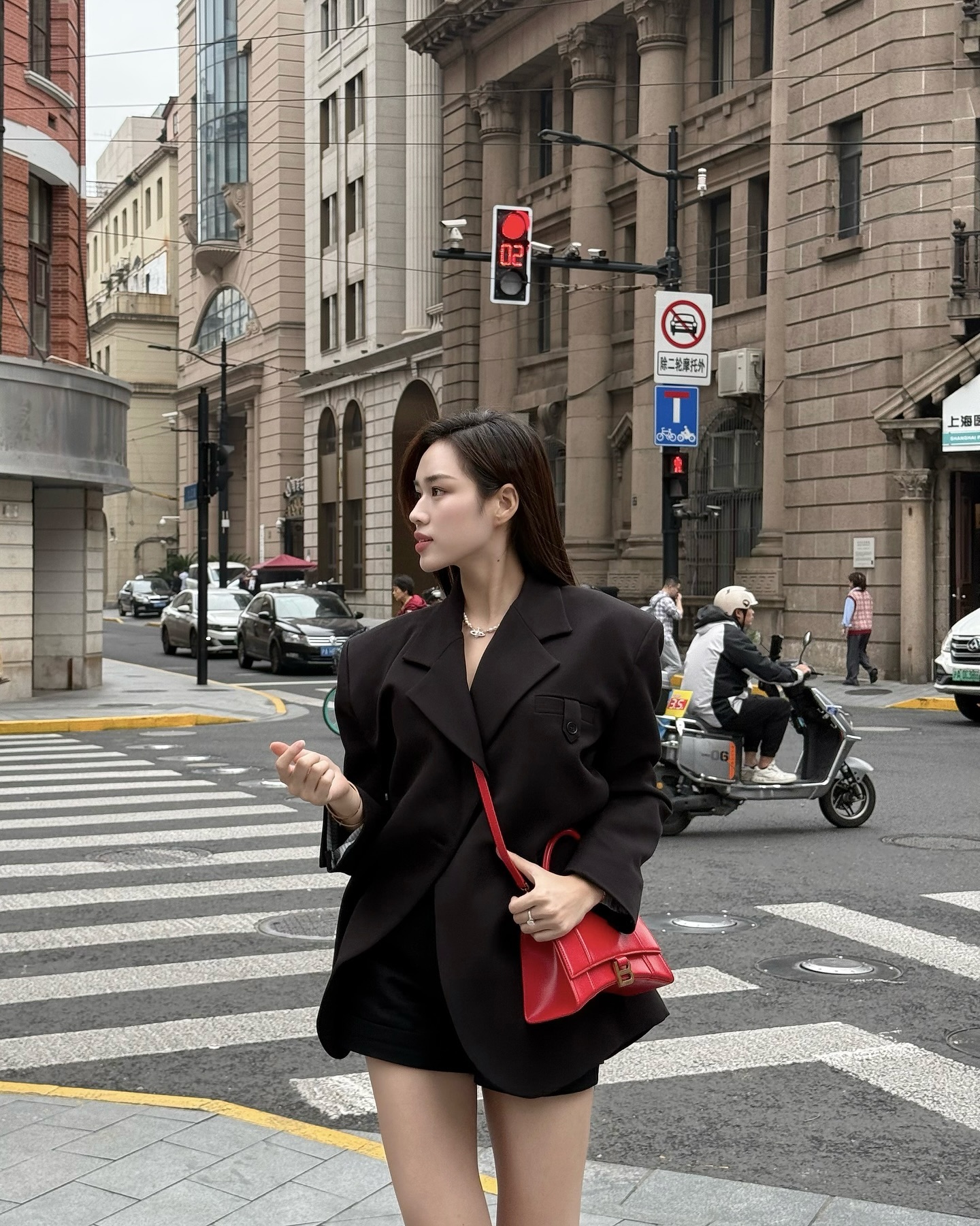 Gu chọn áo khoác của các nàng dâu hào môn: 5 kiểu là "bảo chứng" cho vẻ ngoài sang trọng long lanh- Ảnh 3.