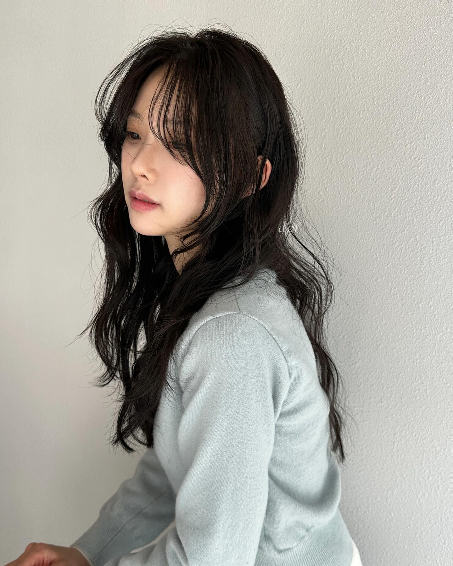 Cắt 5 kiểu tóc này thì mái tóc từ mỏng hóa dày gấp rưỡi, gương mặt cũng nhỏ hơn hẳn- Ảnh 10.