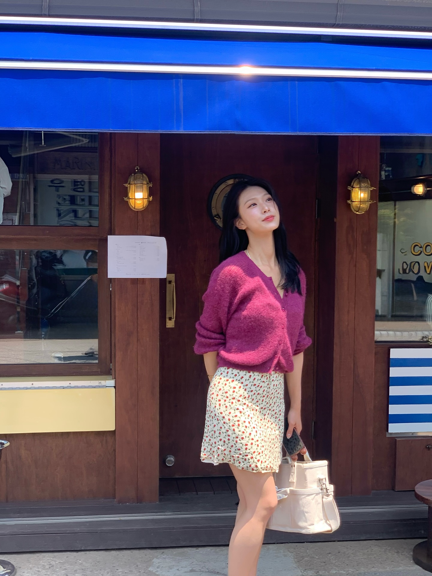 Sáng suốt nhất lúc này là sắm 5 kiểu áo mỏng nhẹ, mặc được từ cuối đông tới tận hết mùa xuân 2026- Ảnh 1.