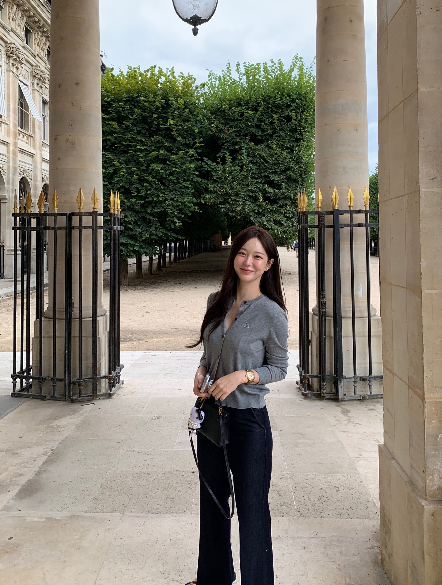 Sáng suốt nhất lúc này là sắm 5 kiểu áo mỏng nhẹ, mặc được từ cuối đông tới tận hết mùa xuân 2026- Ảnh 3.