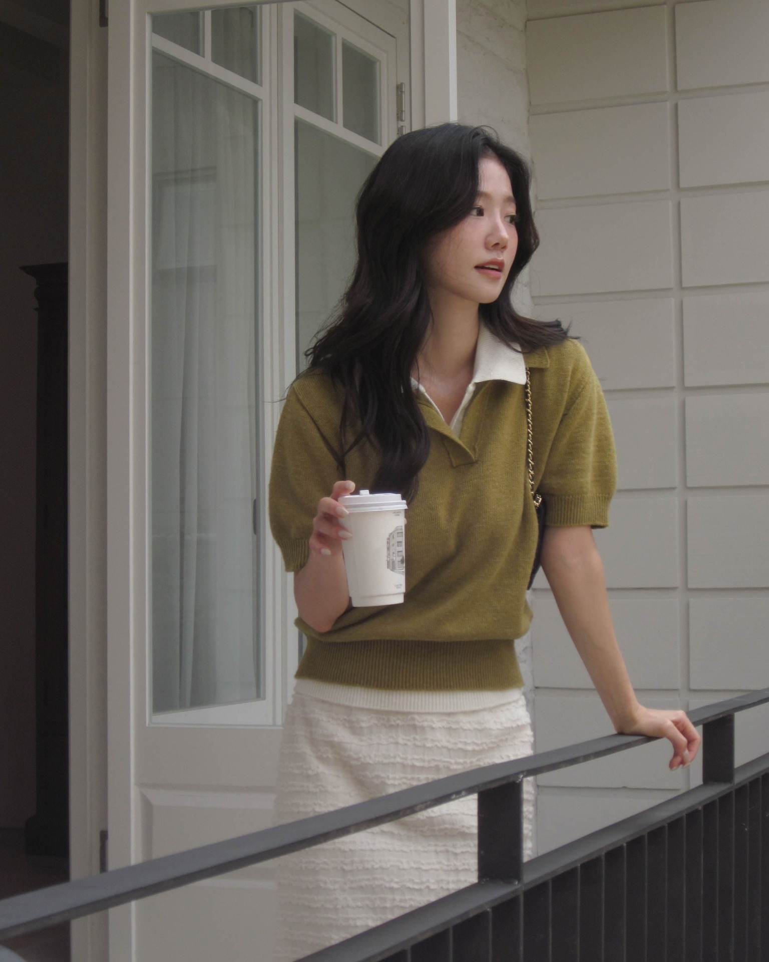 Sáng suốt nhất lúc này là sắm 5 kiểu áo mỏng nhẹ, mặc được từ cuối đông tới tận hết mùa xuân 2026- Ảnh 7.