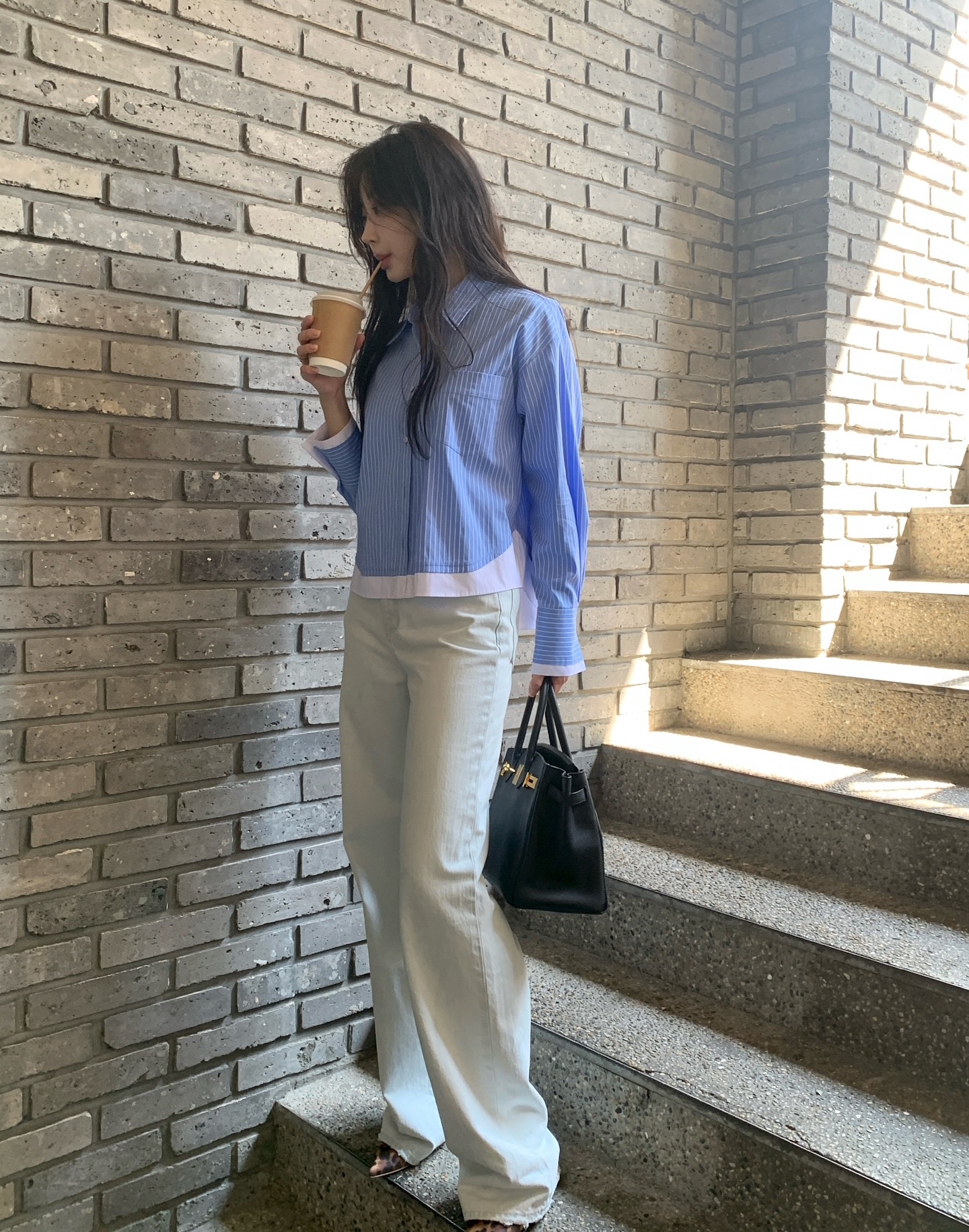 Sáng suốt nhất lúc này là sắm 5 kiểu áo mỏng nhẹ, mặc được từ cuối đông tới tận hết mùa xuân 2026- Ảnh 10.