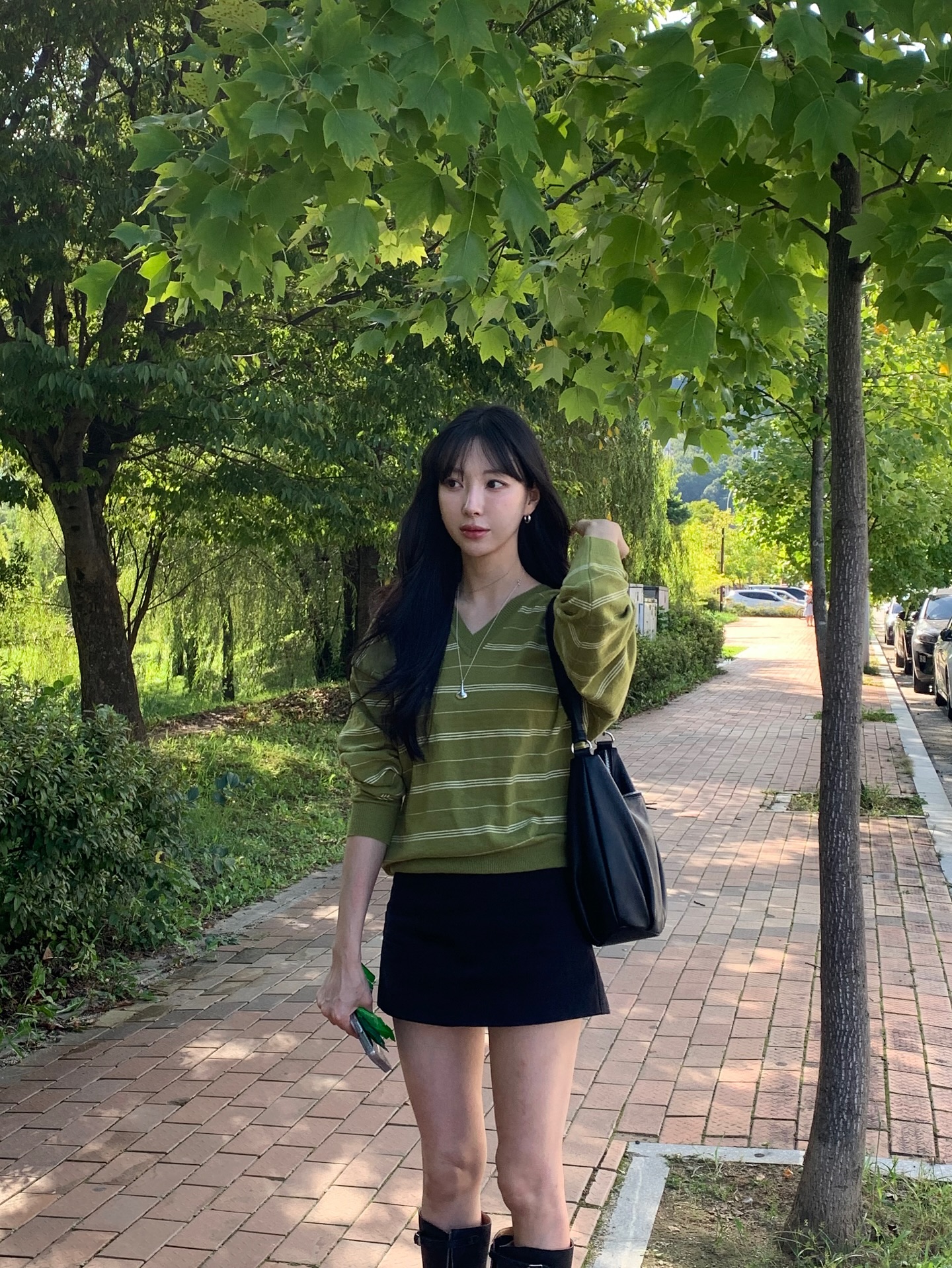 Sáng suốt nhất lúc này là sắm 5 kiểu áo mỏng nhẹ, mặc được từ cuối đông tới tận hết mùa xuân 2026- Ảnh 6.