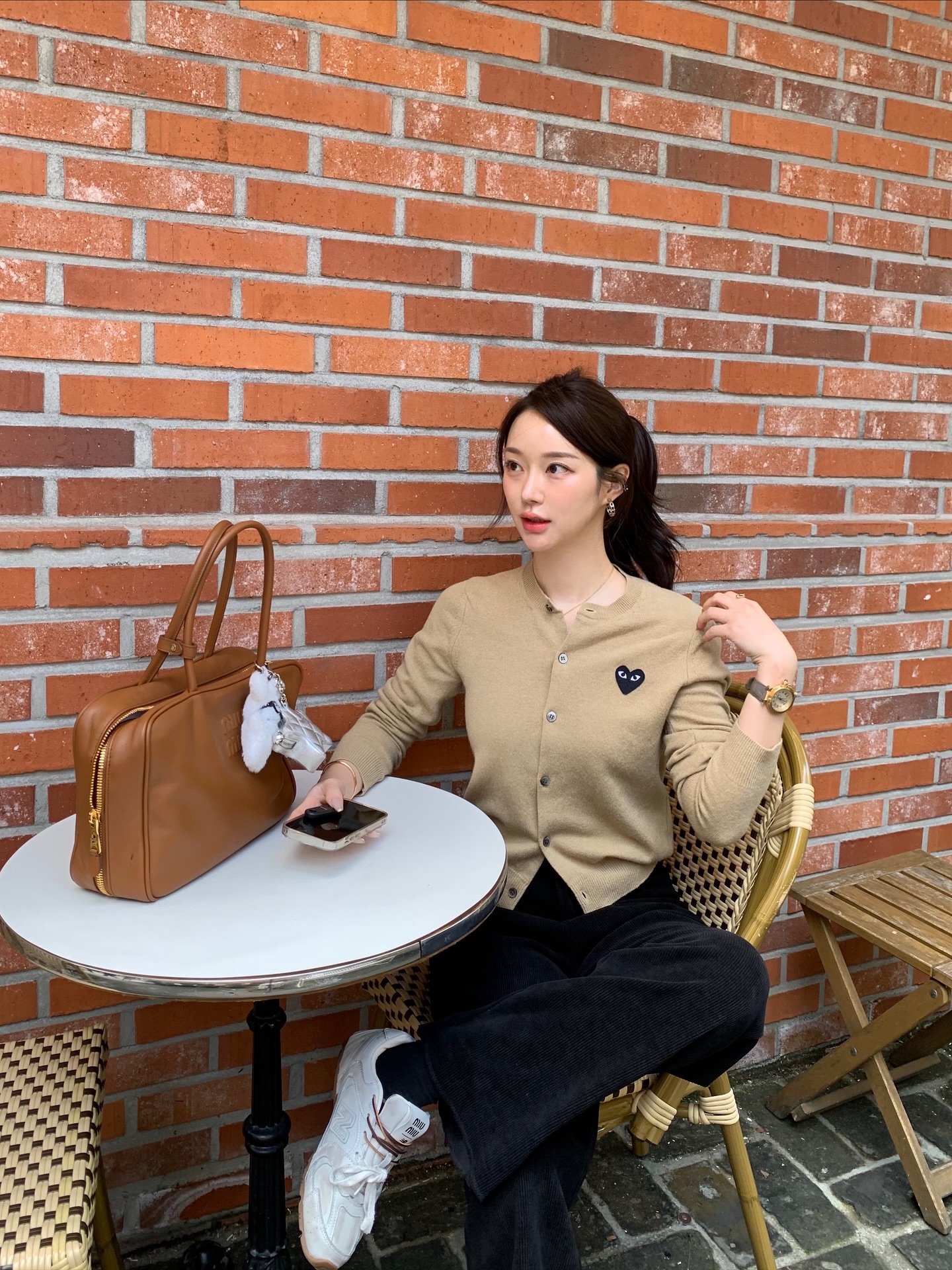 Sáng suốt nhất lúc này là sắm 5 kiểu áo mỏng nhẹ, mặc được từ cuối đông tới tận hết mùa xuân 2026- Ảnh 2.