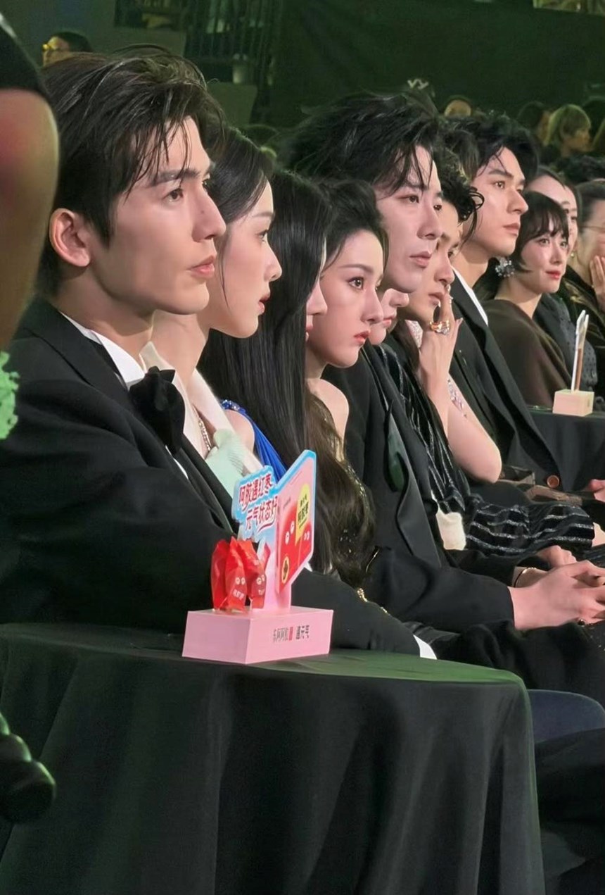 Khung ảnh gây nhức nhối showbiz nhất lúc này: Sao mũi ai cũng thẳng tắp, như đúc ra từ một khuôn- Ảnh 1.