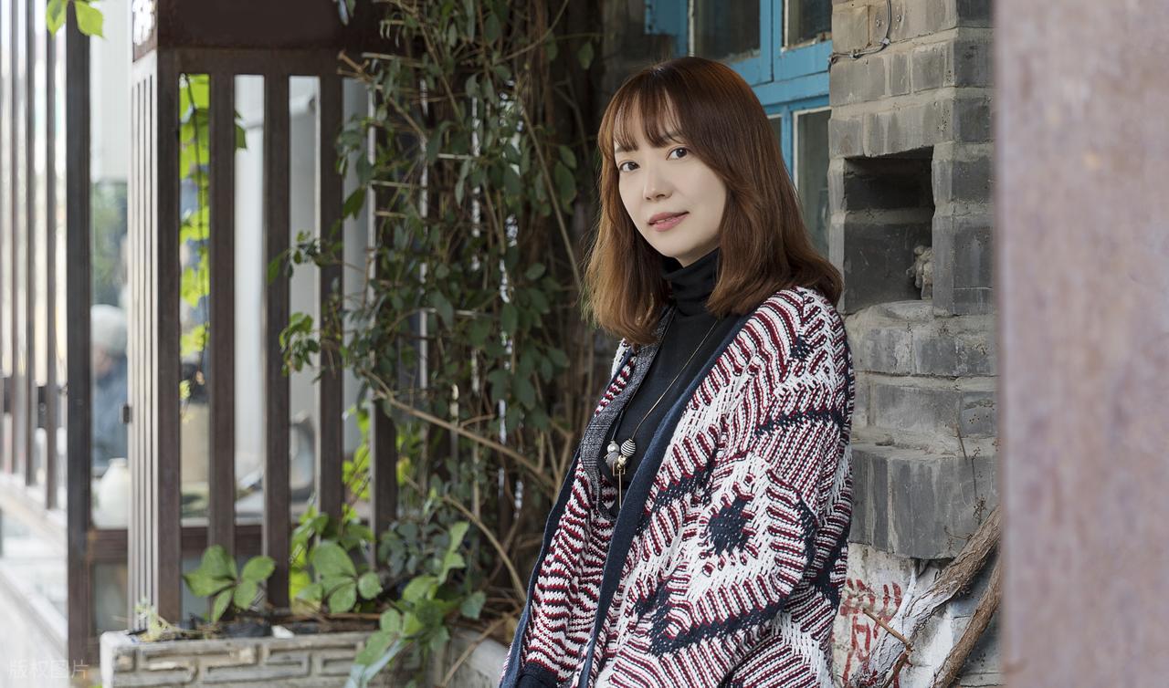 Tôi cắt hơn 12 triệu mỗi năm chỉ nhờ 3 tiêu chí chọn quần áo: Tủ đồ gọn, sống nhẹ hơn hẳn- Ảnh 1.