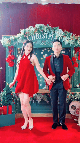 7 triệu người xem mẹ 3 con Khánh Thi "hồi xuân" như cô gái đôi mươi bên Phan Hiển, nhìn không đoán nổi tuổi thật- Ảnh 1.