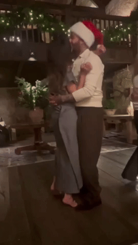 Vợ chồng Beckham ôm nhau nhảy múa giữa lúc bị con cả "block", còn chèn nhạc ẩn ý: "Chúng ta việc gì phải xin lỗi"- Ảnh 2. Vợ chồng Beckham ôm nhau nhảy múa giữa lúc bị con cả "block", còn chèn nhạc ẩn ý: "Chúng ta việc gì phải xin lỗi"- Ảnh 2.