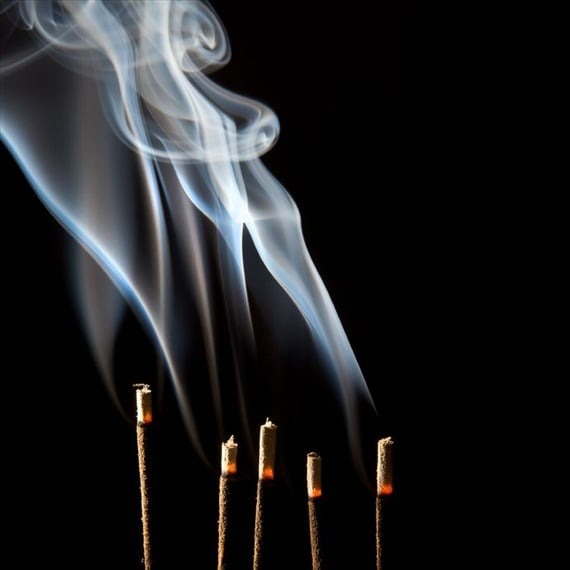 5 thói quen thắp hương tưởng là chu đáo nhưng âm thầm làm bàn thờ nặng khí- Ảnh 2.