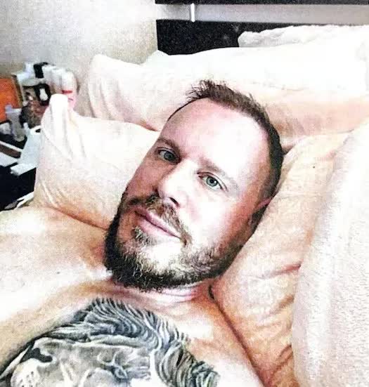 Đột kích nhà VĐV Olympic bị FBI truy nã cực gắt, thu giữ ma tuý, đạn dược và 2 tấm Huy chương đáng ngờ- Ảnh 1.