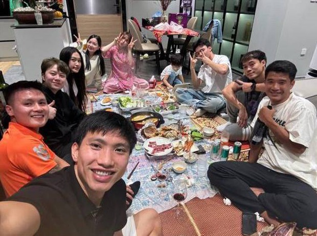 Hoà Minzy đi chơi cùng dàn cầu thủ đình đám bóng đá Việt nhưng dân tình chỉ gọi tên một người- Ảnh 2.