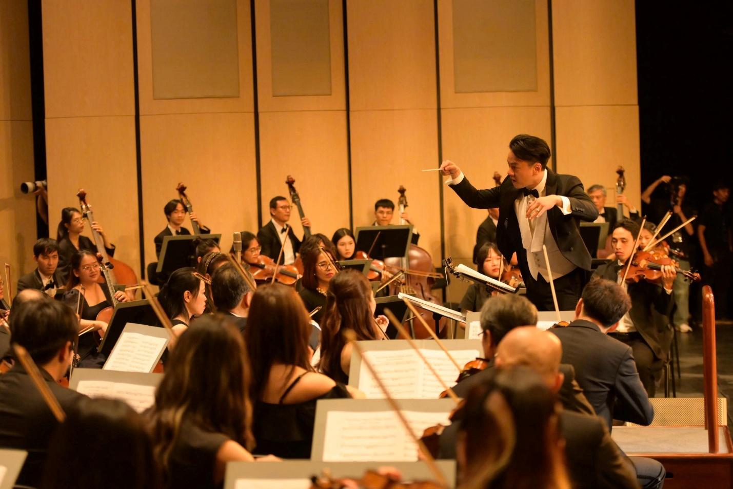 Nhạc trưởng Trần Nhật Minh chỉ huy hòa nhạc chào năm mới 2026- Ảnh 1.