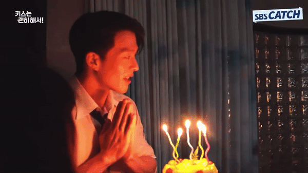 Cặp đôi ngôn tình đang đóng cảnh 18+ thì 30 người bất ngờ ập vào phòng, lý do hút 1,7 triệu lượt xem- Ảnh 3.