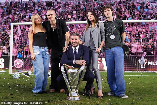 Lý do thực sự khiến vợ chồng Beckham bị con cả "block", hé lộ biệt danh kém duyên Victoria đặt cho con dâu- Ảnh 1.