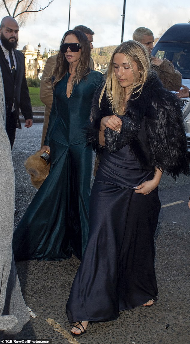 Không nhận ra Harper Beckham khi cùng bố mẹ đi ăn cưới: Ai “hại” nhan sắc tiểu thư tài phiệt thế này?- Ảnh 1.