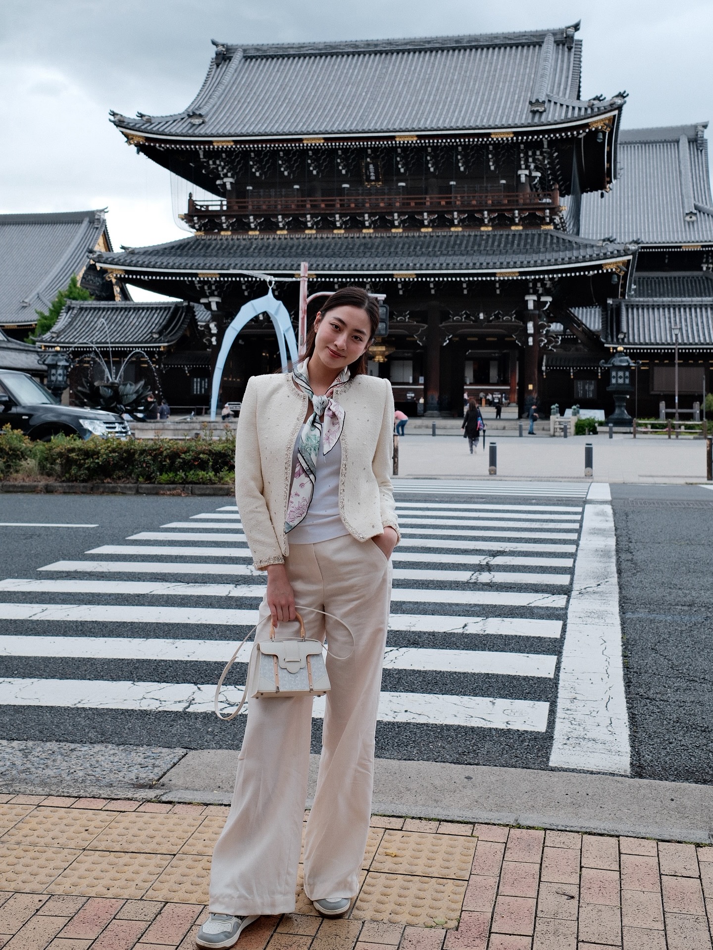 Các mỹ nhân Việt mặc đồ màu trung tính đẹp tới mức này, chị em không tham khảo quá phí- Ảnh 9.