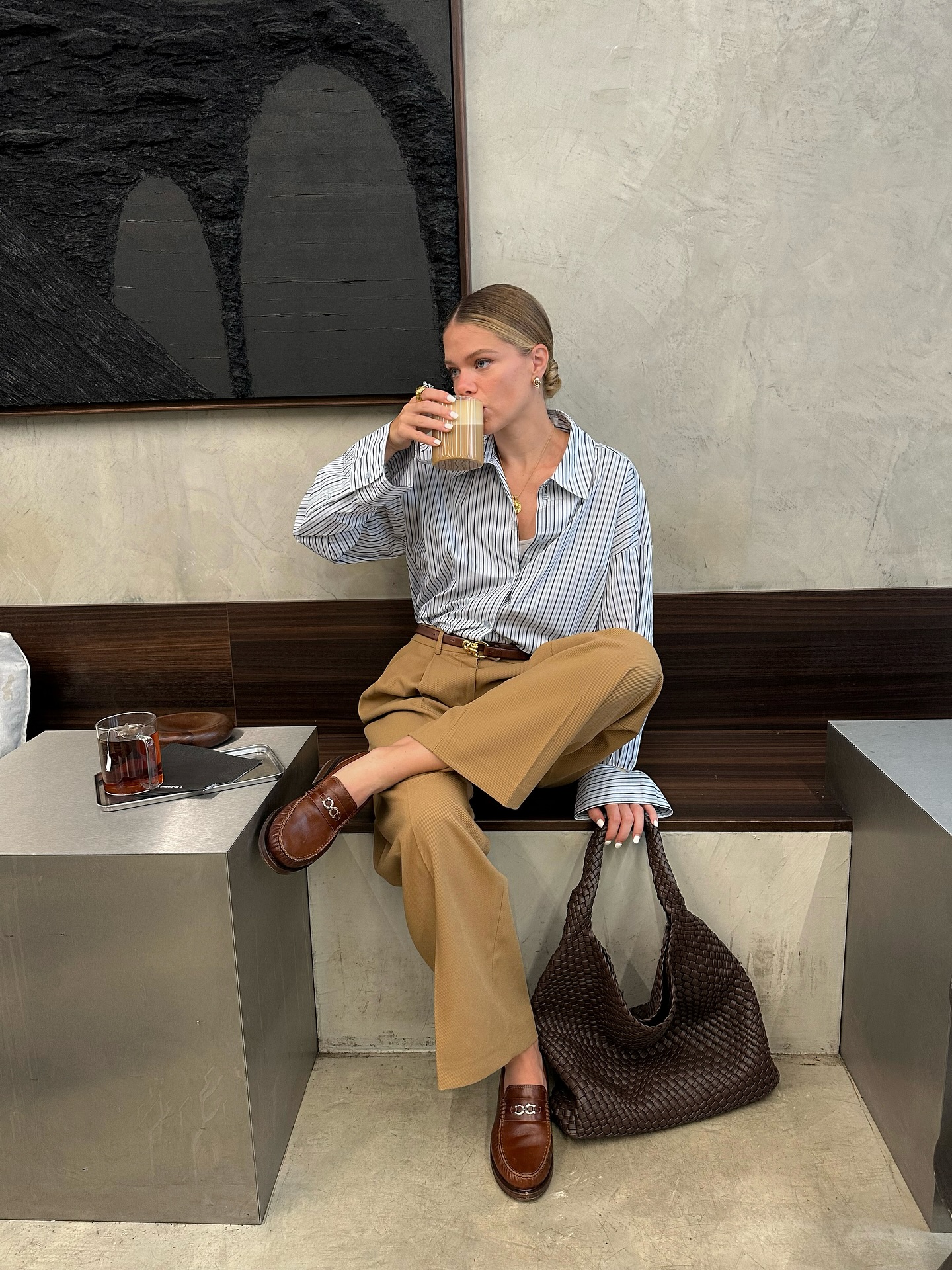 Phụ nữ Pháp có thể diện đồ rất đơn giản nhưng vẫn sang trọng là nhờ 4 kiểu giày- Ảnh 6.