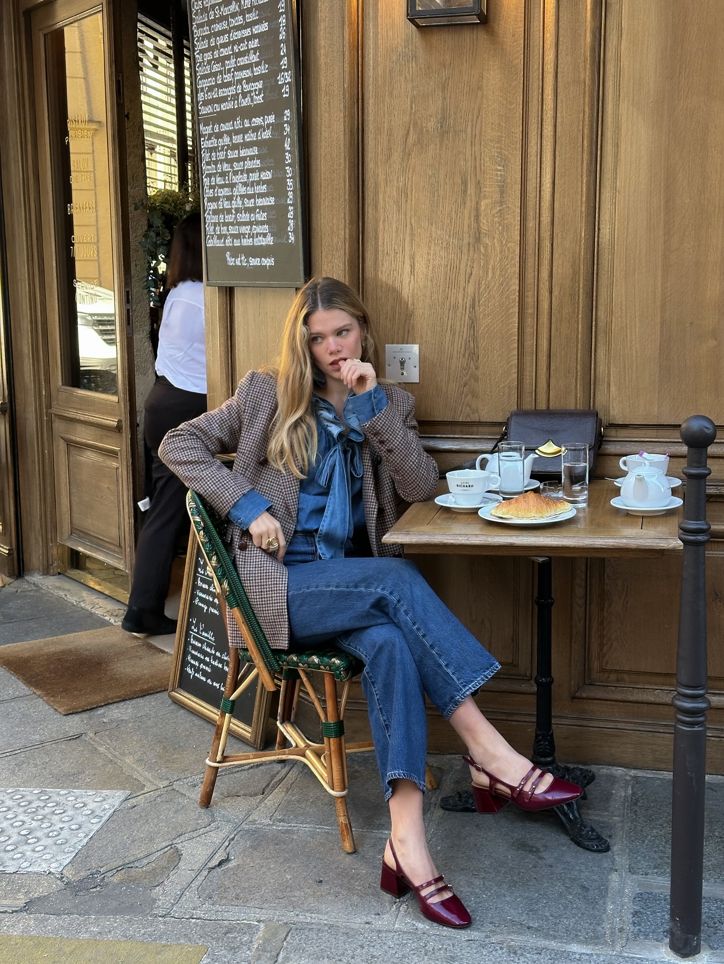 Phụ nữ Pháp có thể diện đồ rất đơn giản nhưng vẫn sang trọng là nhờ 4 kiểu giày- Ảnh 9.