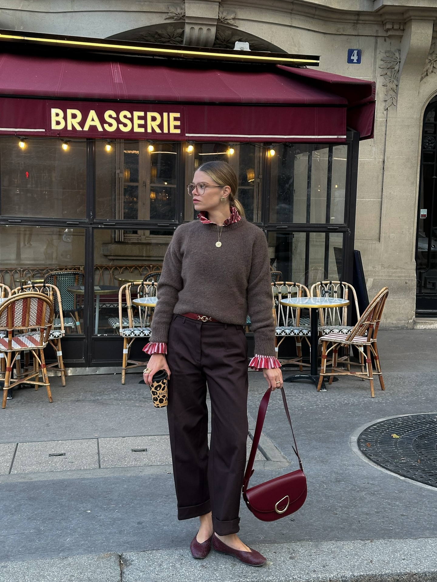 Phụ nữ Pháp có thể diện đồ rất đơn giản nhưng vẫn sang trọng là nhờ 4 kiểu giày- Ảnh 2.