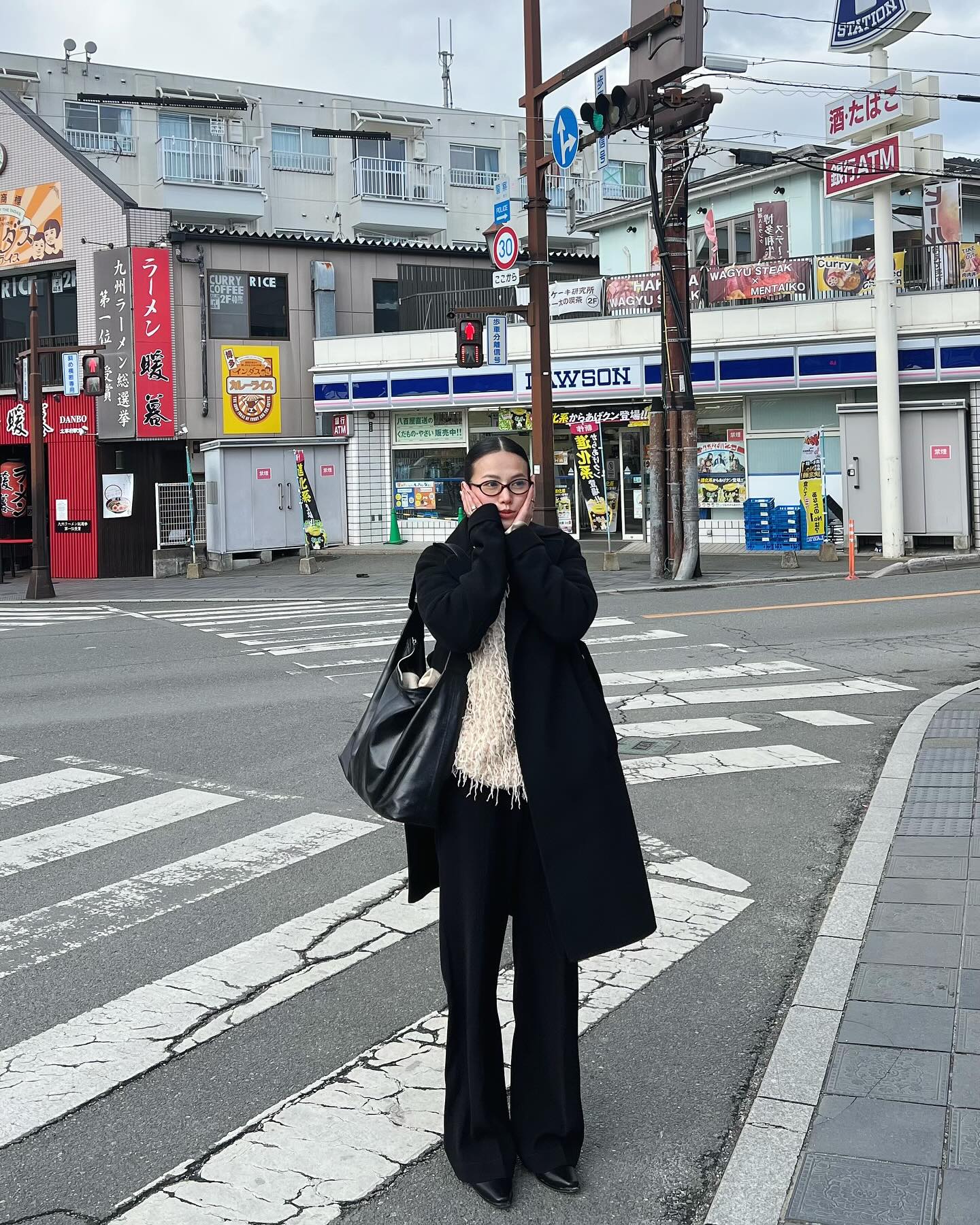 Các mỹ nhân Việt mặc đồ màu trung tính đẹp tới mức này, chị em không tham khảo quá phí- Ảnh 8.