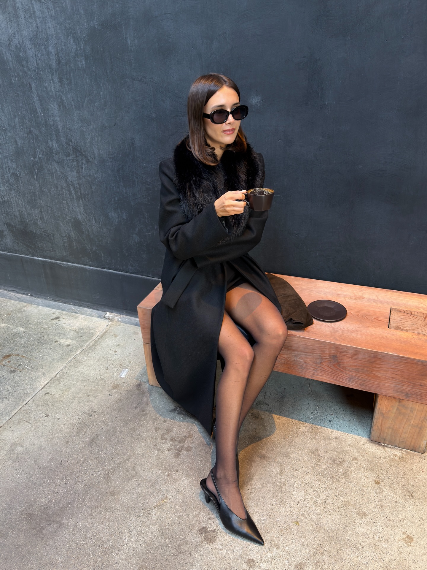 Phụ nữ Pháp có thể diện đồ rất đơn giản nhưng vẫn sang trọng là nhờ 4 kiểu giày- Ảnh 5.