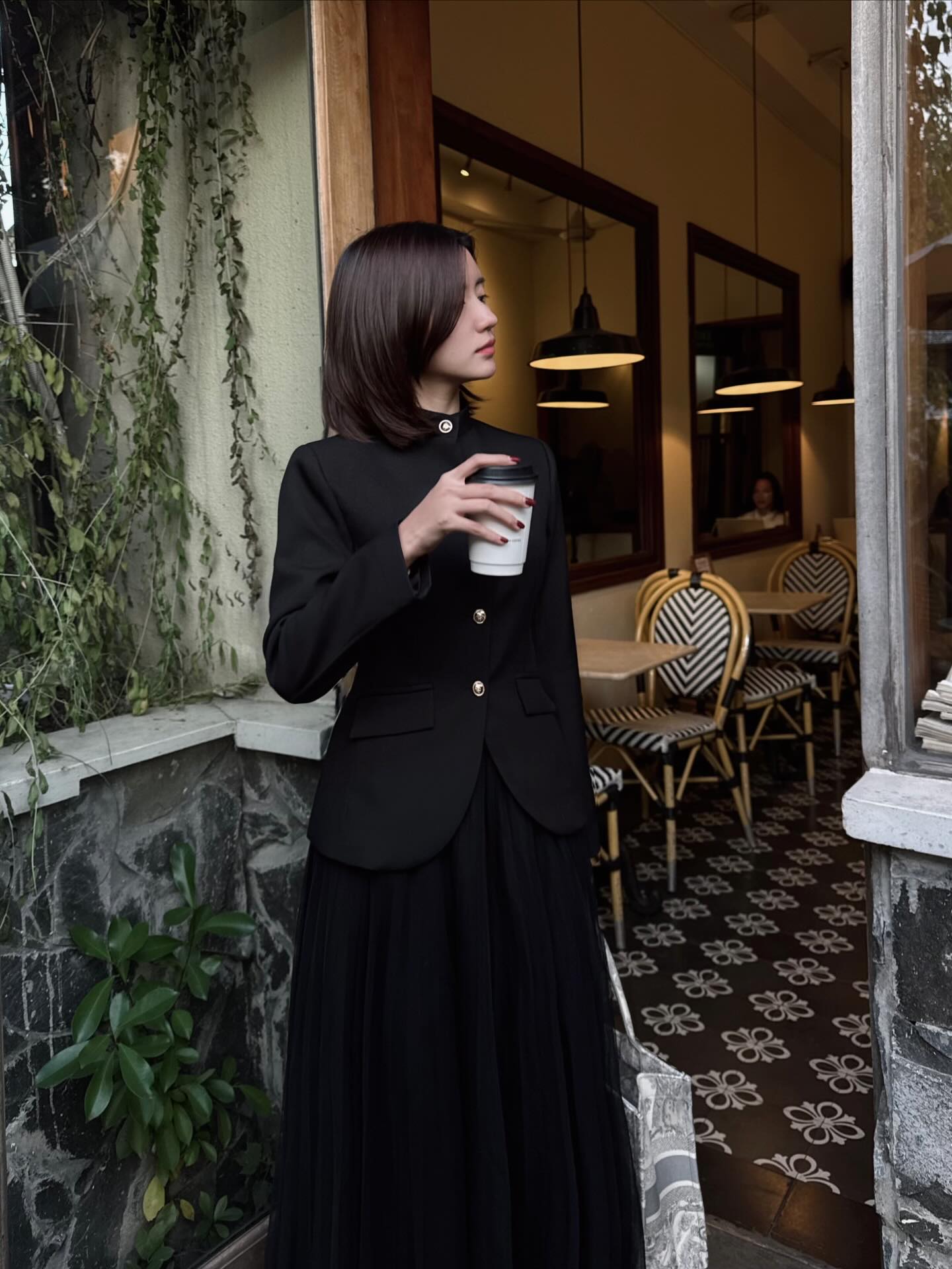 Các mỹ nhân Việt mặc đồ màu trung tính đẹp tới mức này, chị em không tham khảo quá phí- Ảnh 4.