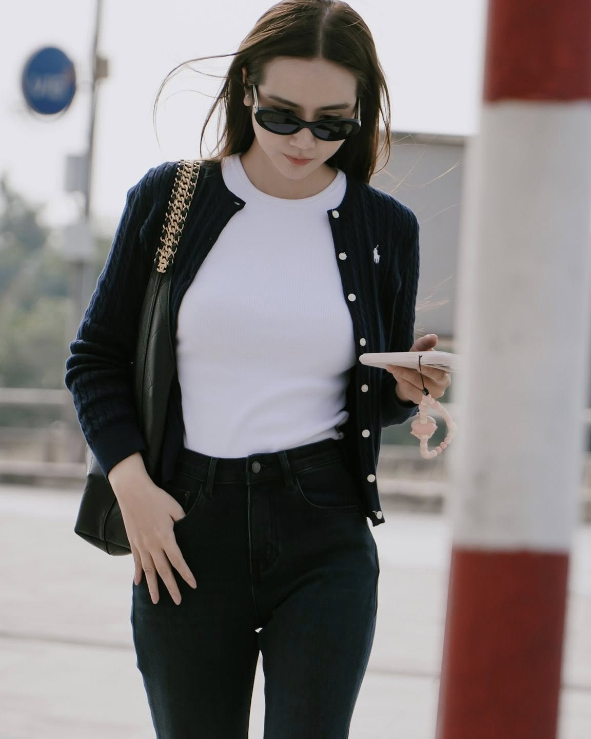 Các mỹ nhân Việt mặc đồ màu trung tính đẹp tới mức này, chị em không tham khảo quá phí- Ảnh 2.