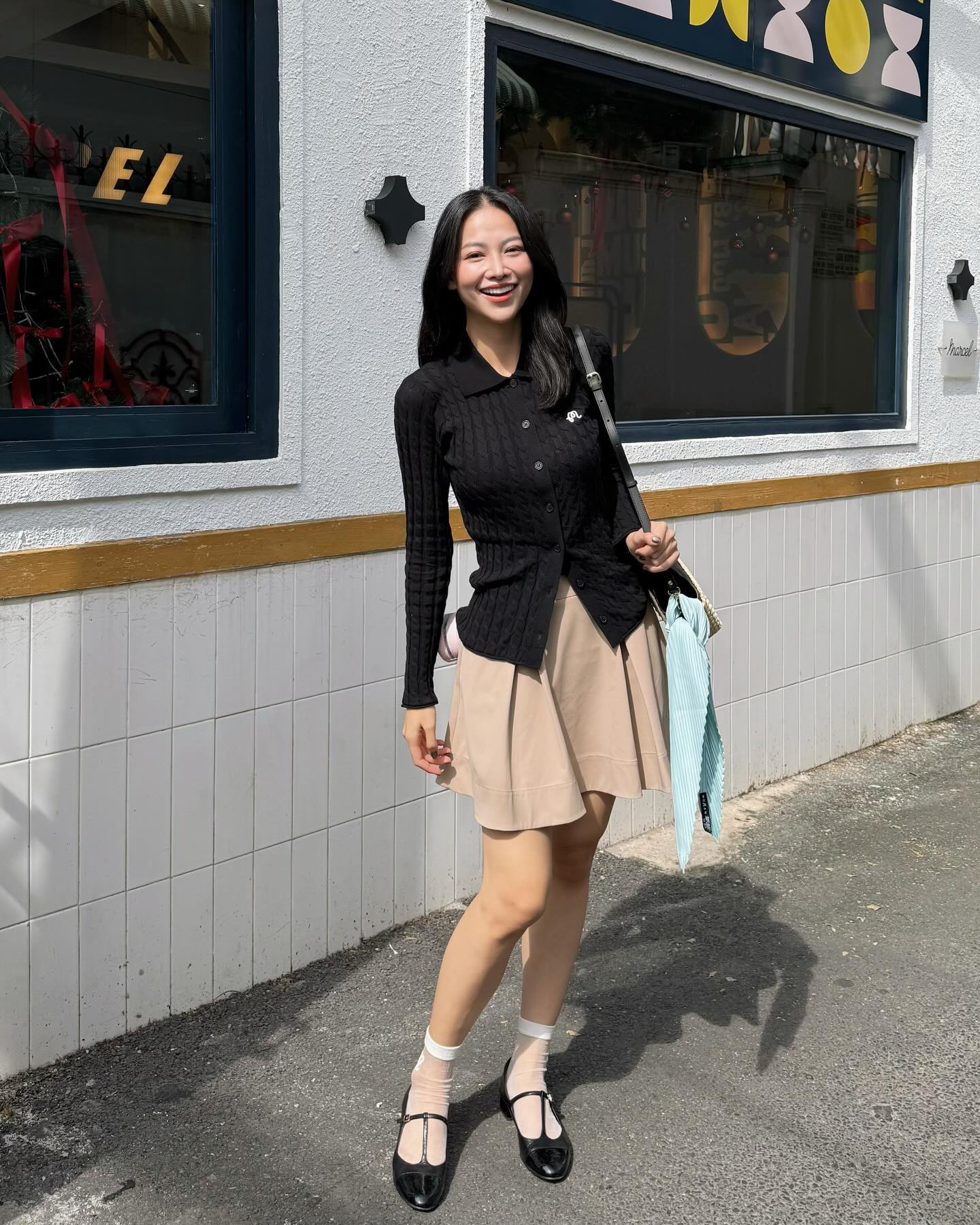 Các mỹ nhân Việt mặc đồ màu trung tính đẹp tới mức này, chị em không tham khảo quá phí- Ảnh 1.