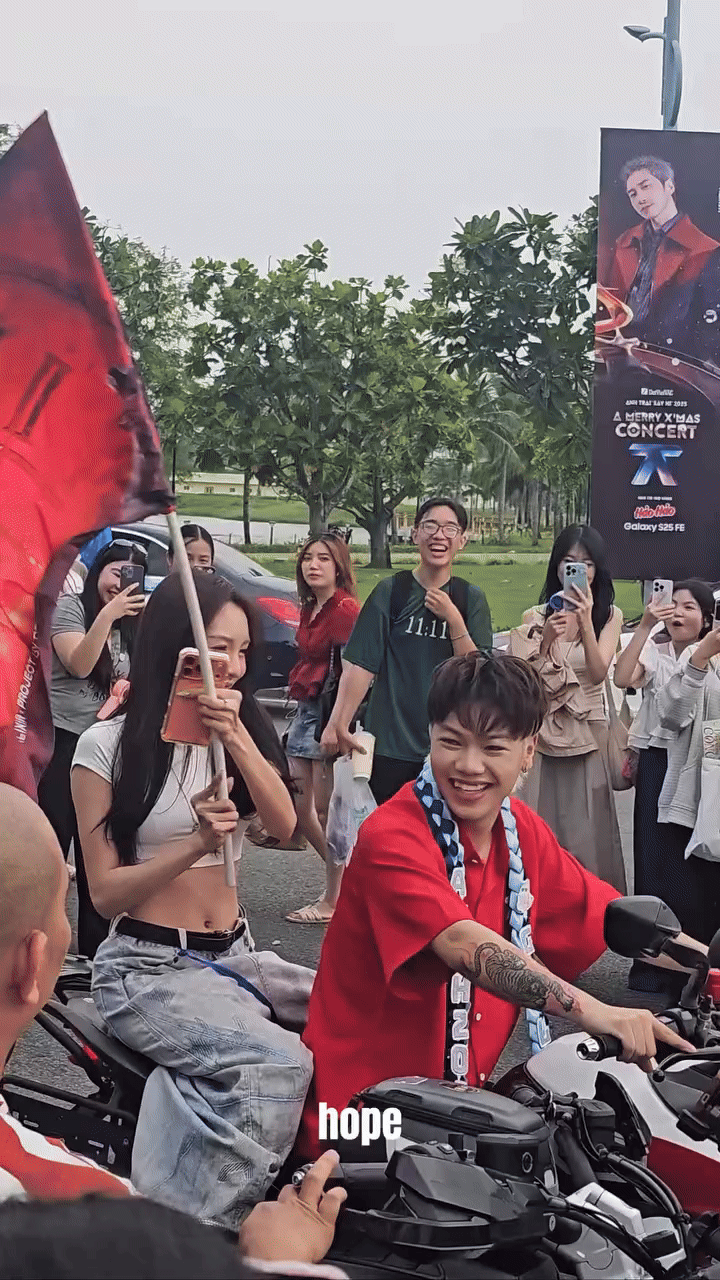 “Cá thể boy phố” nẹt pô tưng bừng chở người yêu tại concert Anh Trai Say Hi, nhà gái xuất sắc từ visual tới dáng- Ảnh 1.