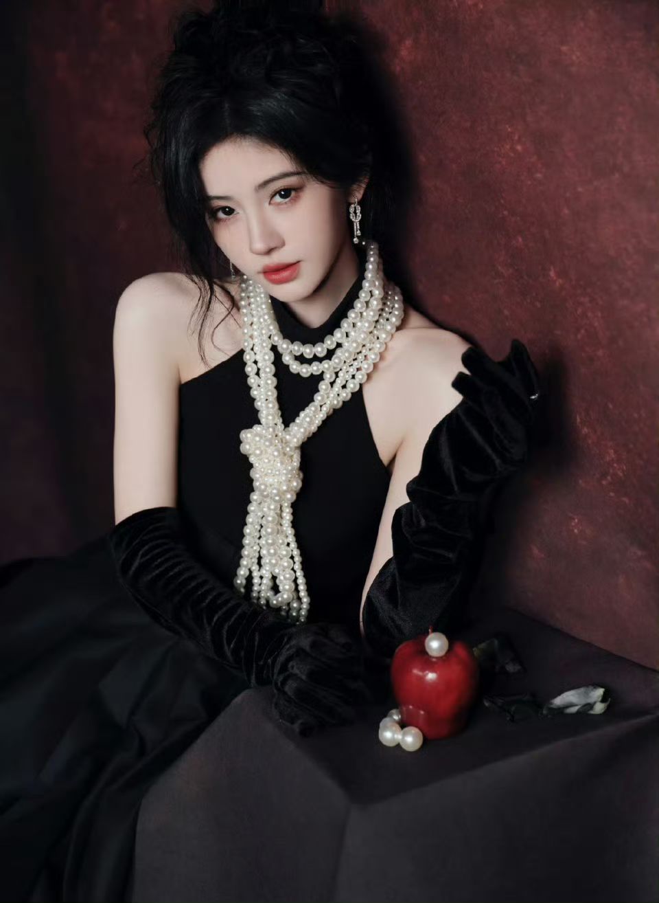 "Lấy trứng chọi đá" đối đầu công ty quản lý: "Mỹ nữ 4000 năm có 1" đứng trước nguy cơ lao lý- Ảnh 1.